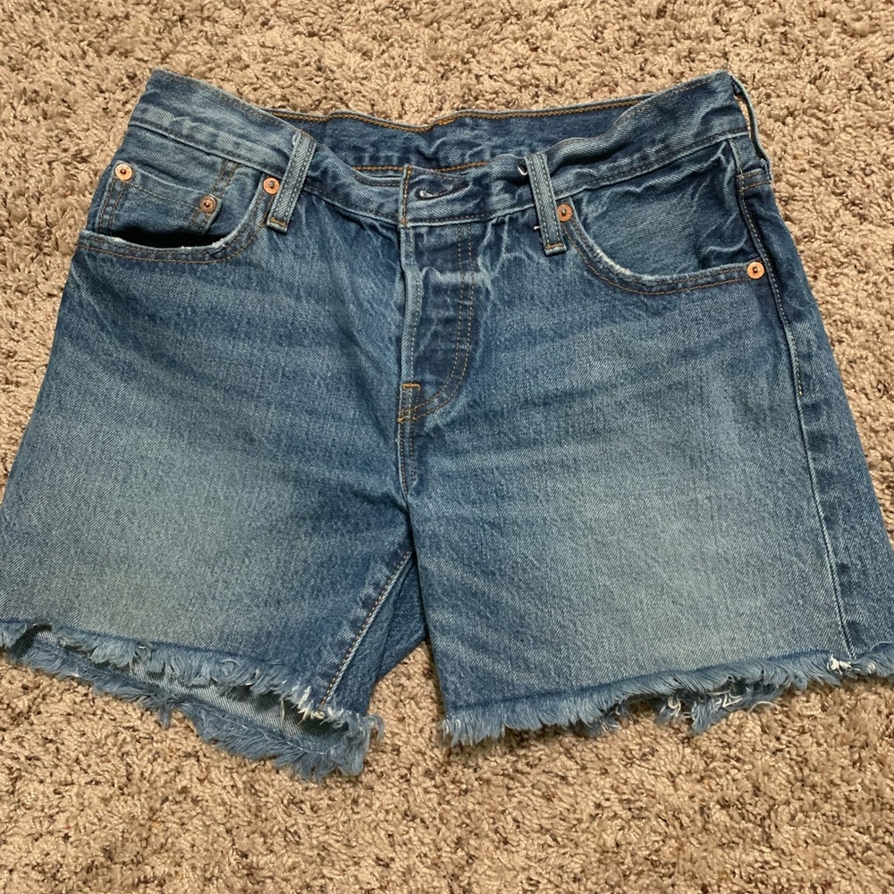 Levi woman shorts. Size 25. Very good condition.